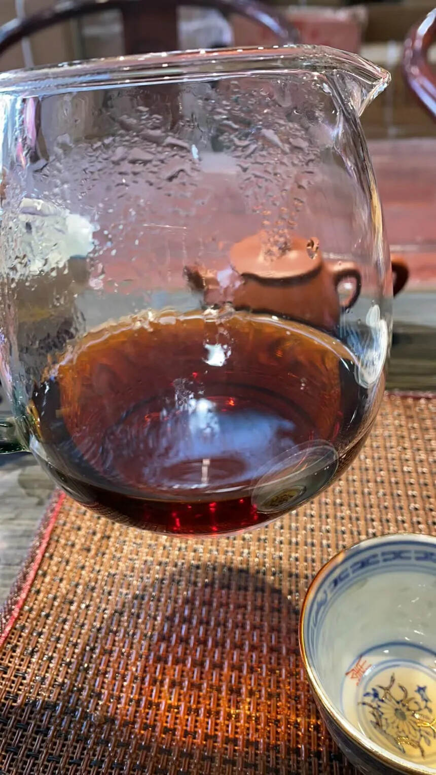 1996年勐海茶厂宫廷散熟茶：
此茶条形匀整，乌润