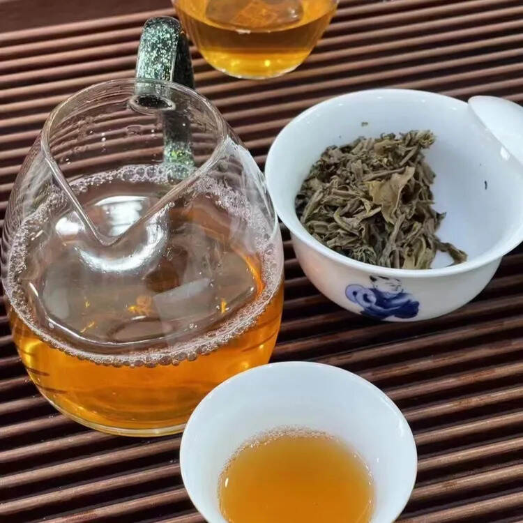 2013年金印尊享青饼 ，口感醇厚，透亮，毫多，茶香