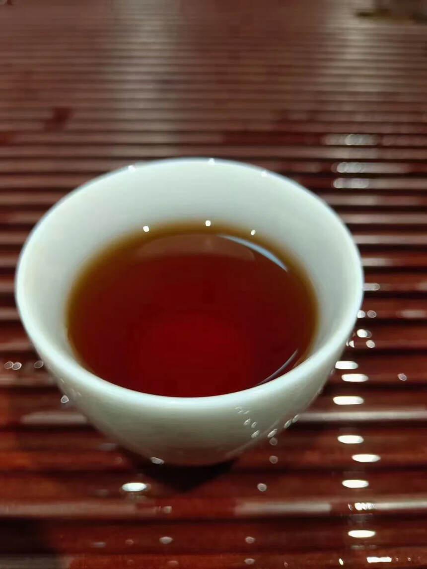 2010年云河茶厂班章宫廷普洱熟茶357克，一提7片