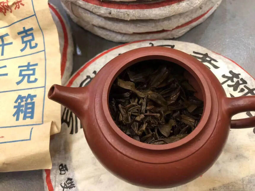 04年易武正山麻黑老树茶，易武顺时兴号张毅试销品，古