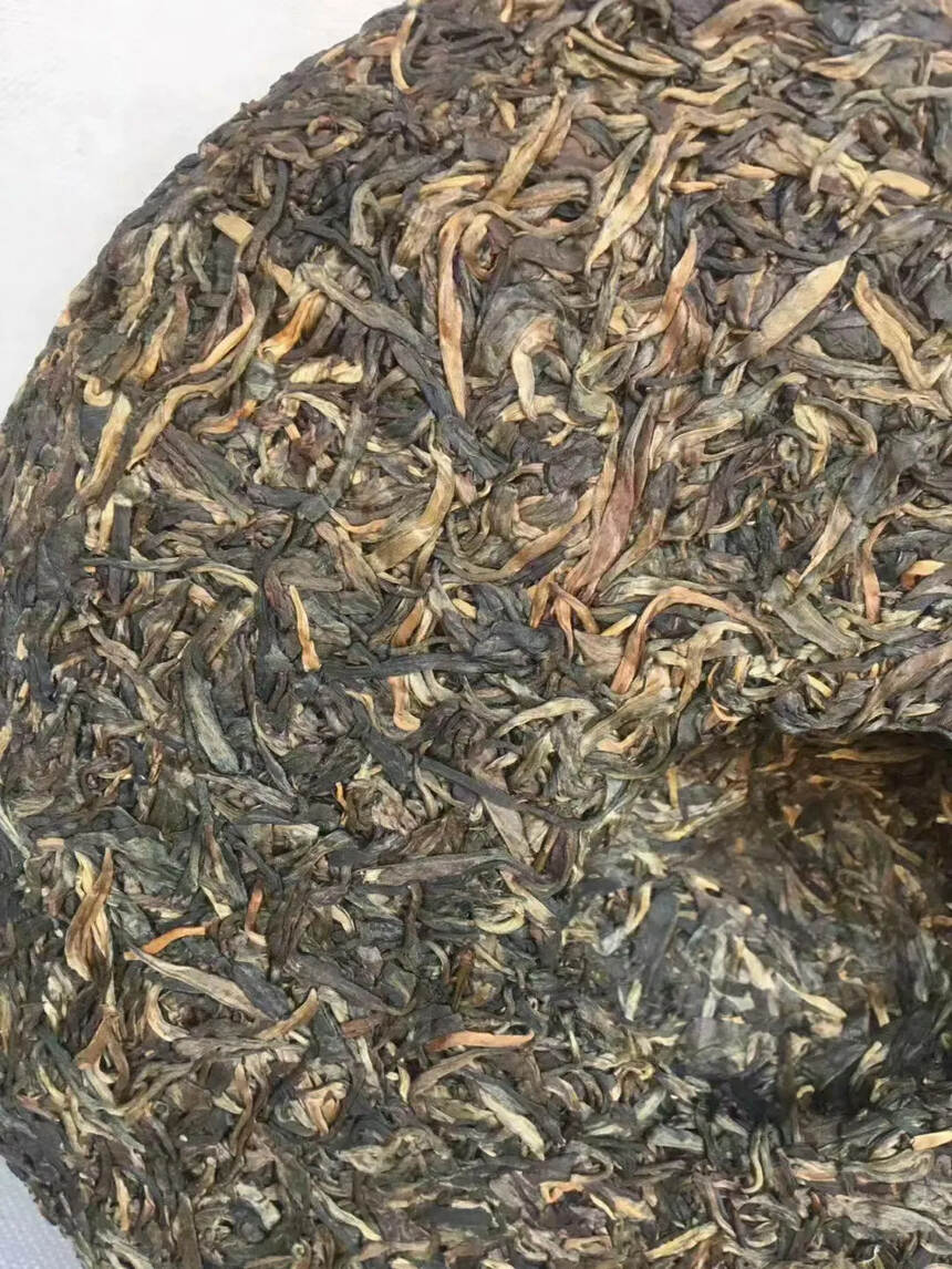 2013年勐库戎氏一品全生茶，由老茶人“戎加升”董事
