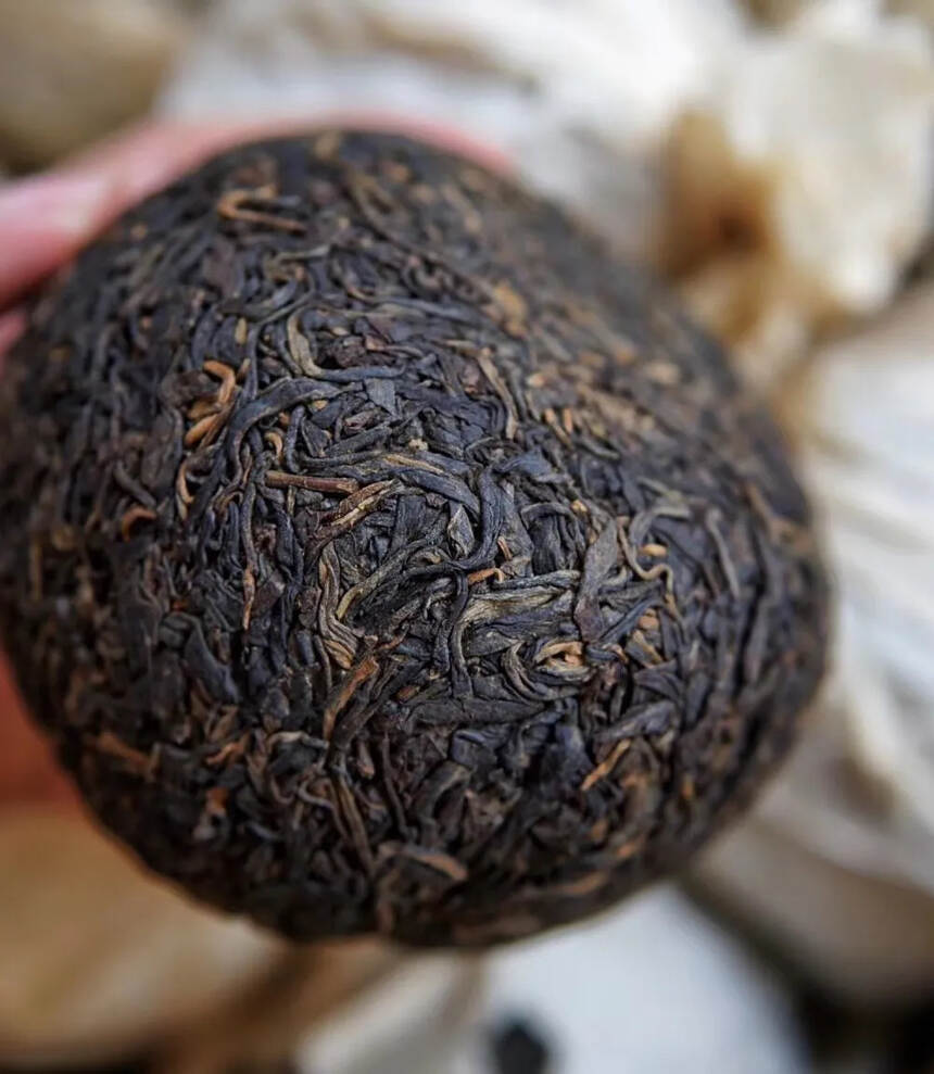 04年·精品金瓜贡茶
500克 俗称普洱龙团或人头茶