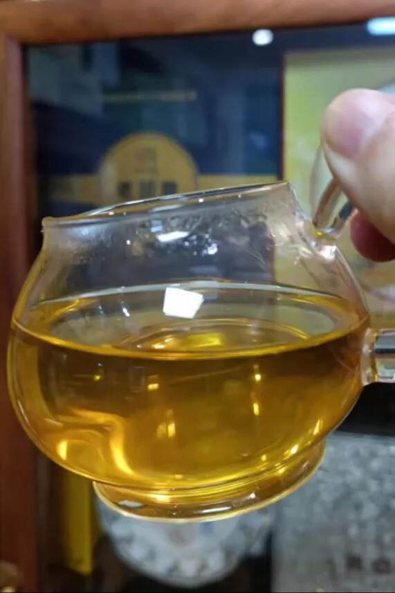 2011年福海老班章，茶汤入口可感老班章纯料的强劲冲