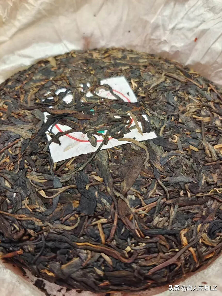 2000年销台六号班章357克，茶饼形圆正大方，干茶