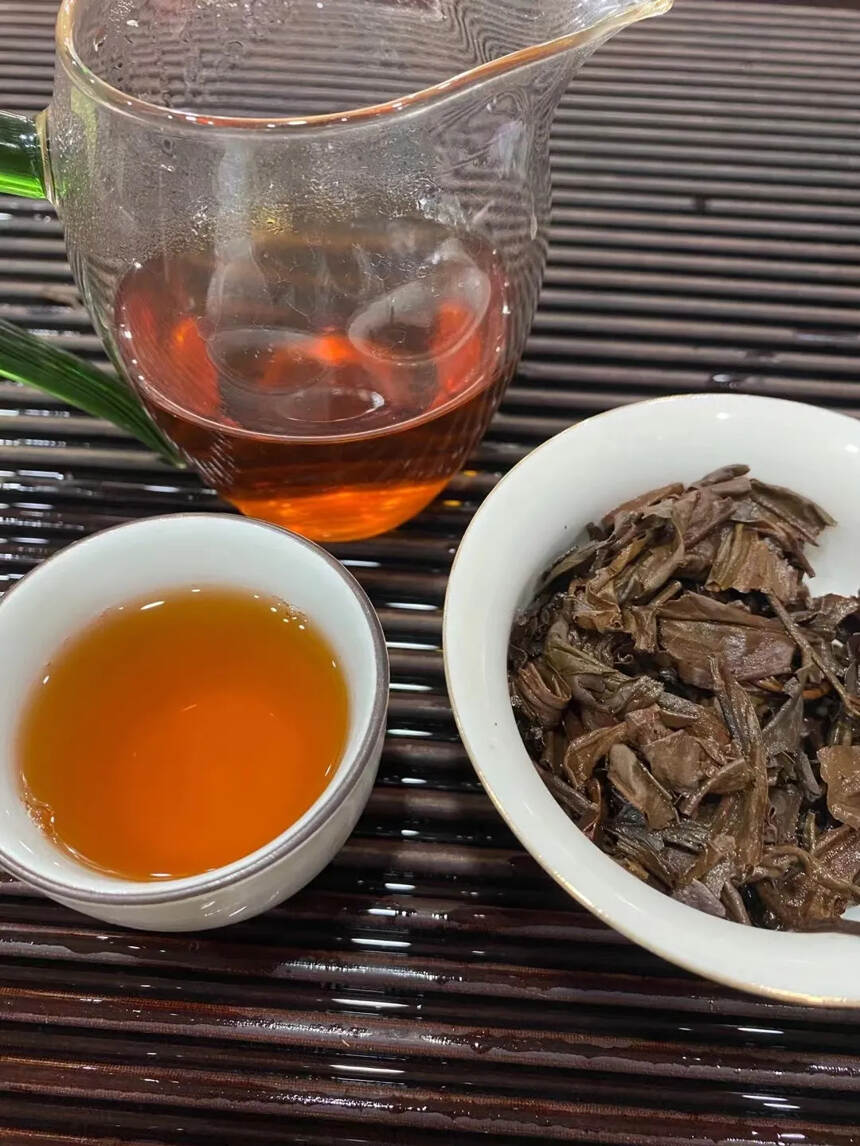 九十年代红丝带老曼峨老生饼。#茶生活# #普洱茶#