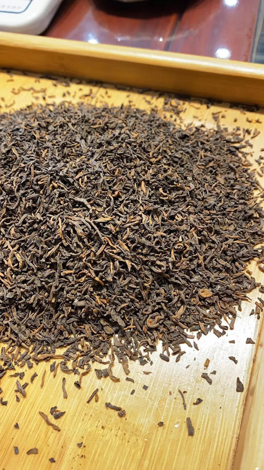 1996年勐海茶厂宫廷散熟茶：
此茶条形匀整，乌润