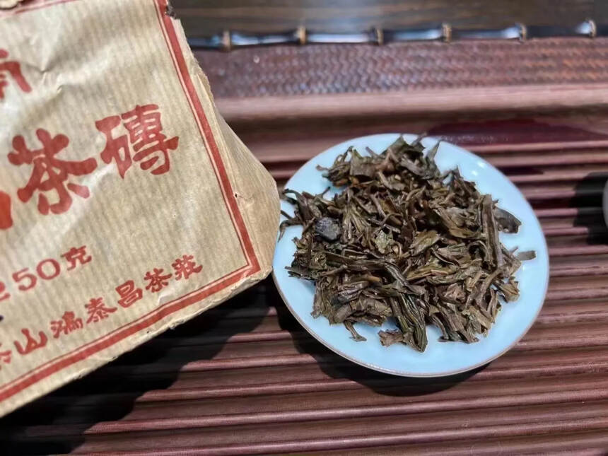 03年鸿泰昌青砖经典口粮茶，烟香出木韵，入口细腻活润