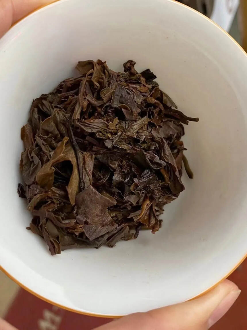 #普洱茶# 99年油光纸青饼 
此茶选勐海著名茶区大