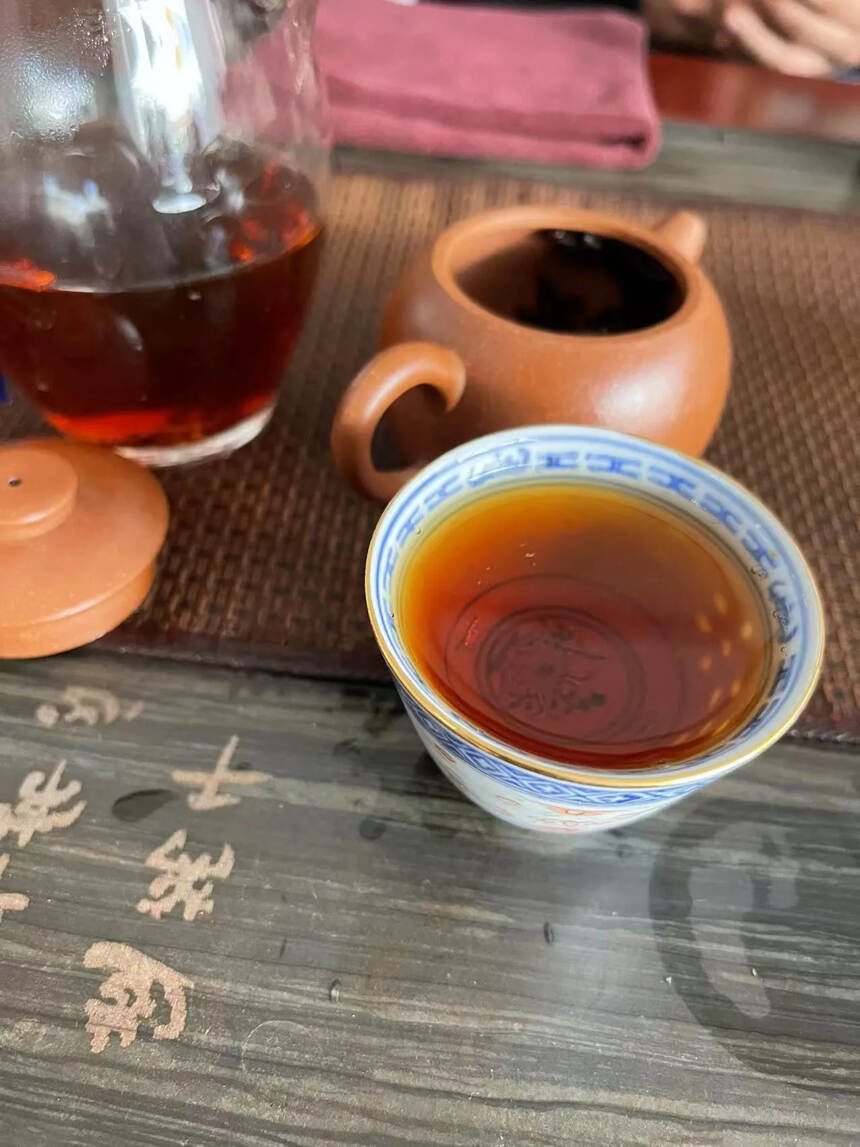 重量级老茶
80年代年8582中茶250克老生砖 。