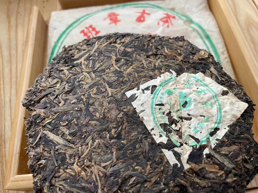 2005年黎明茶厂班章古茶
一叶红珍藏饼
选用05年