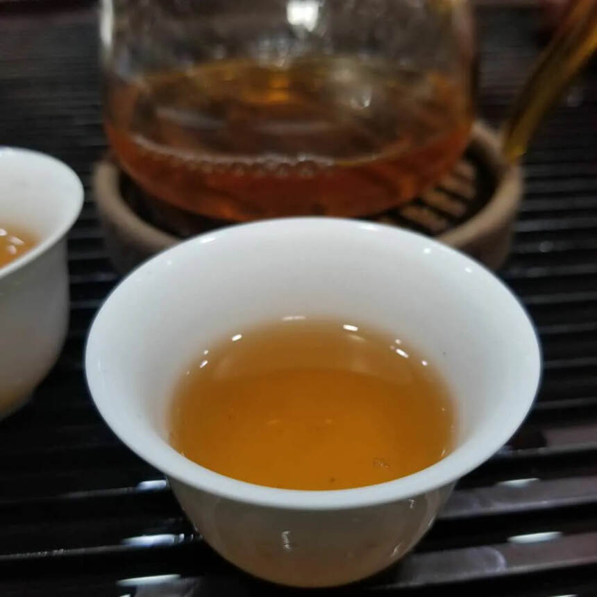 02年班章中茶绿印生茶，极少见的纯料饼！