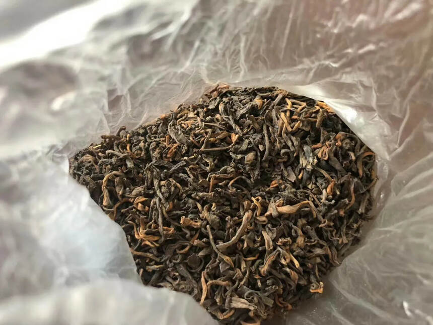 1999年大益小黑盒
100克勐海味熟
茶料等级高