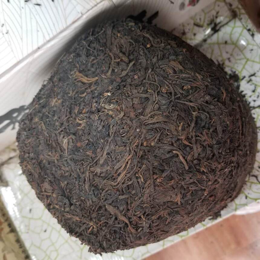 69年代5000克樟香竹筒茶，陈年虫屎老生茶竹篓装。