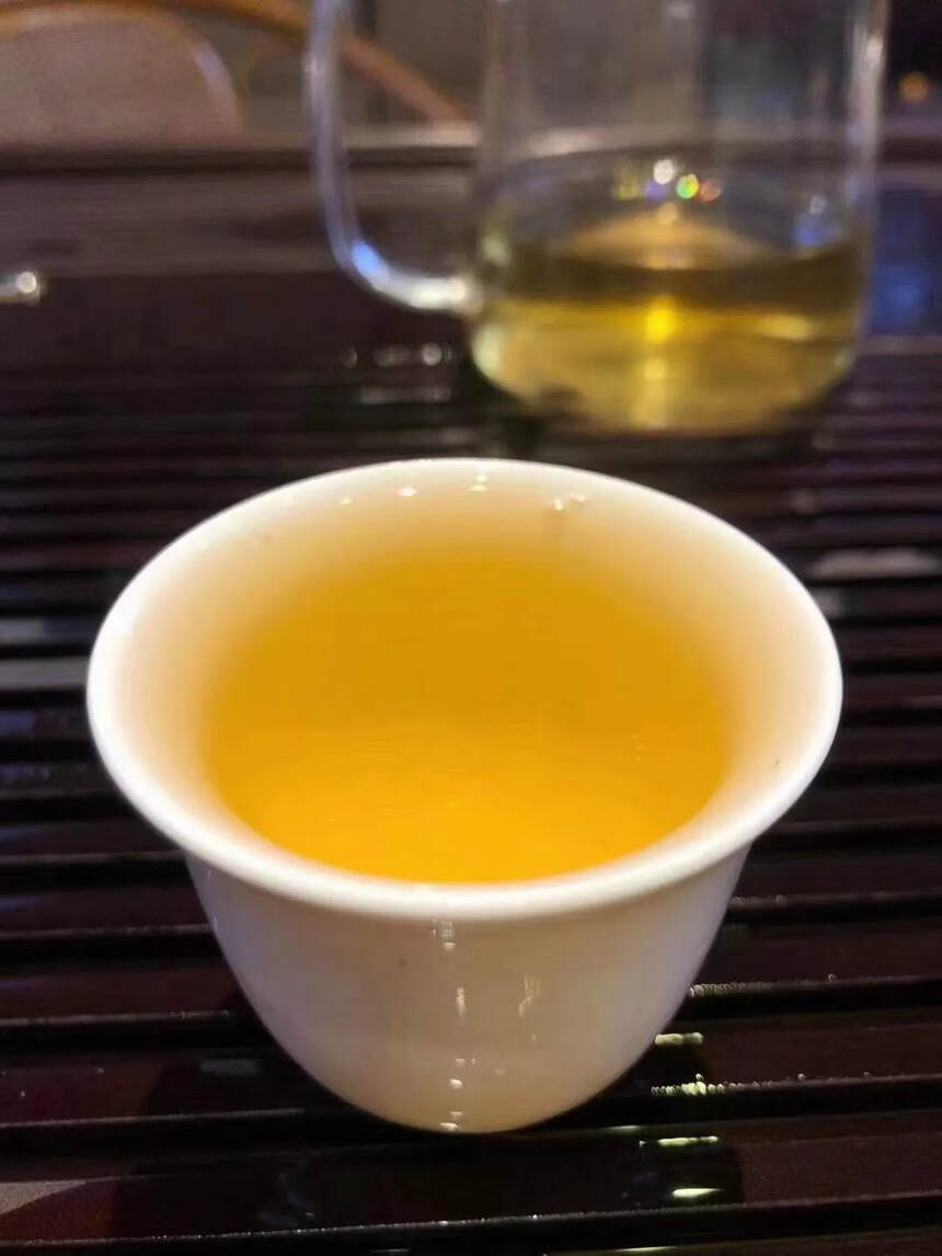 品质茶2022年麻黑茶汤透亮，叶底肥厚有弹性，汤质饱