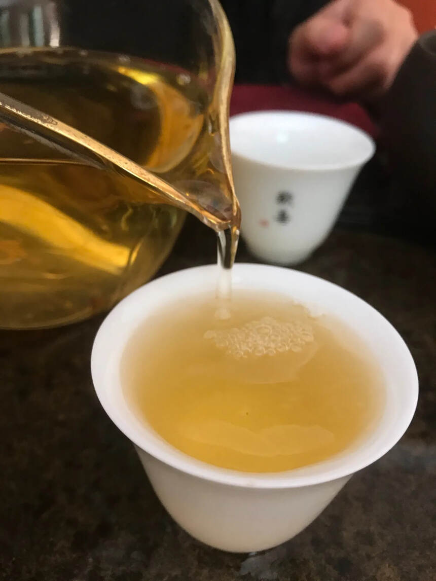 冰岛老黄片生茶，2020年春茶。一包两片，一片500