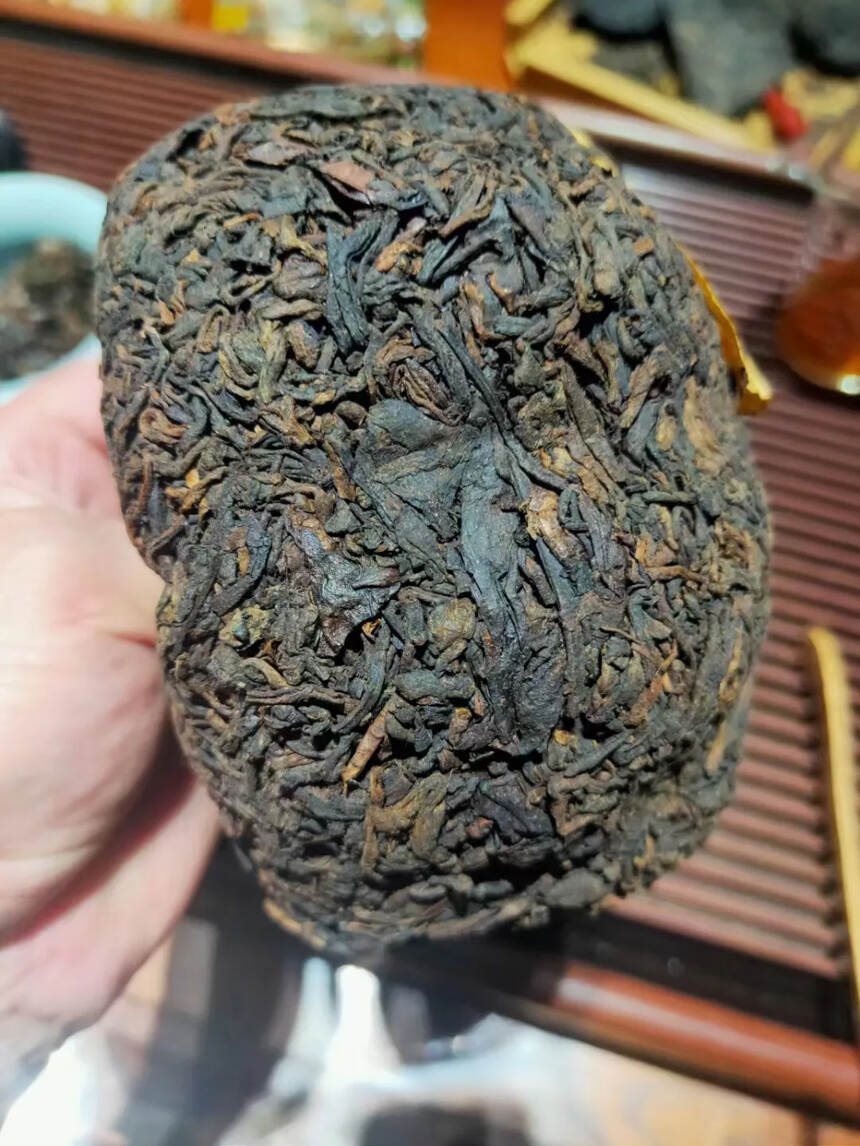 1993年干仓老熟茶
500克沱，裸沱无包装，外加塑