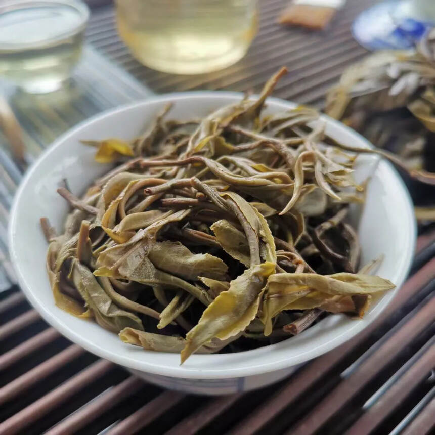 #普洱茶# 2021年那卡秋茶散料，大小叶种混生。