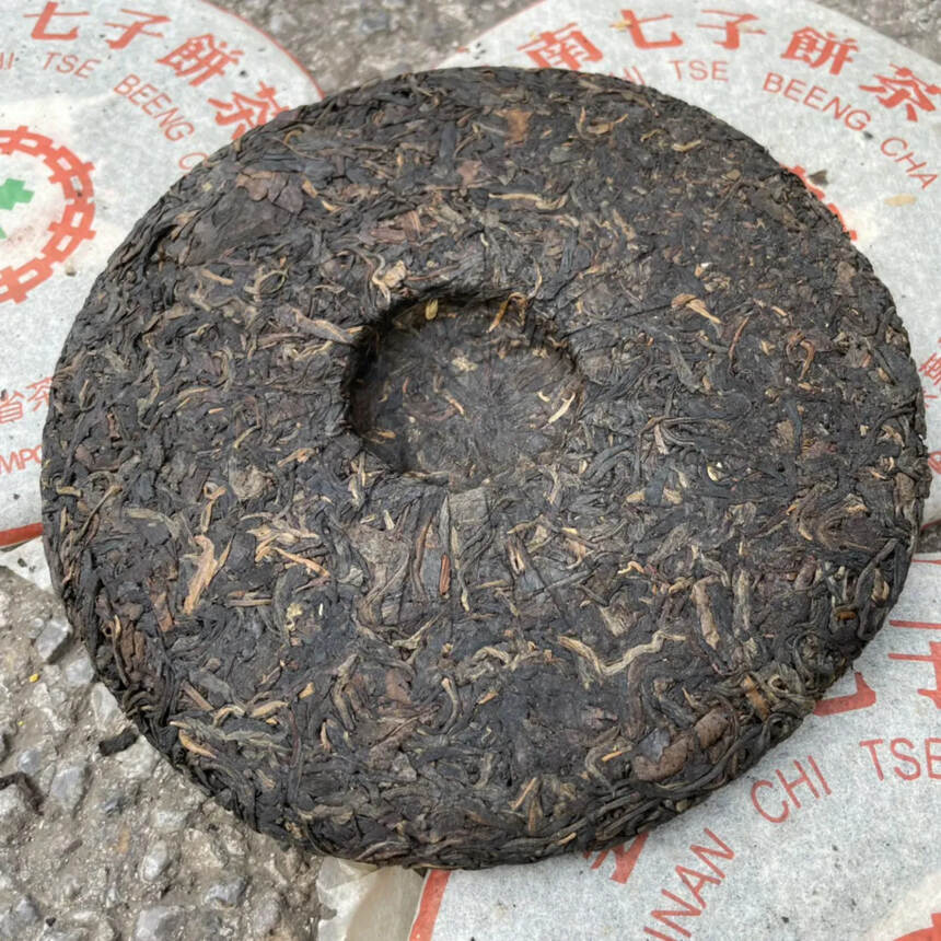 80年代绿印石头饼生茶
因为压的铁故名石头饼。
勐海