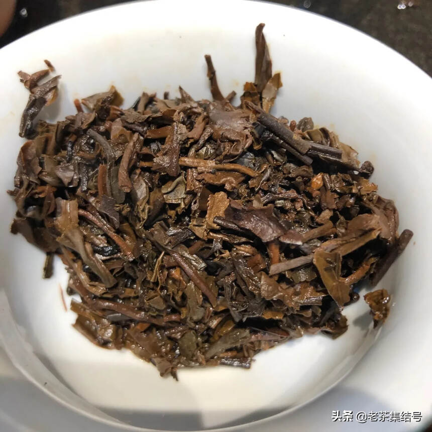 干仓大红印铁饼
茶味浓郁 回甘持久