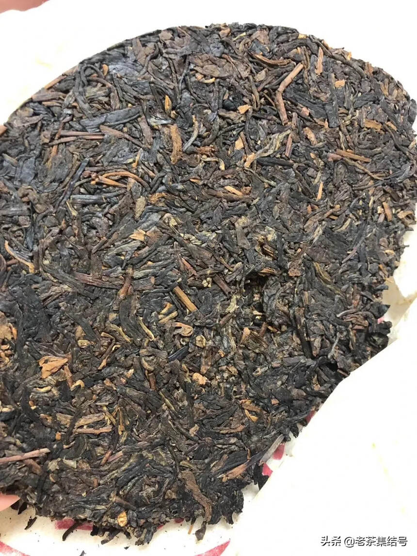 干仓大红印铁饼
茶味浓郁 回甘持久