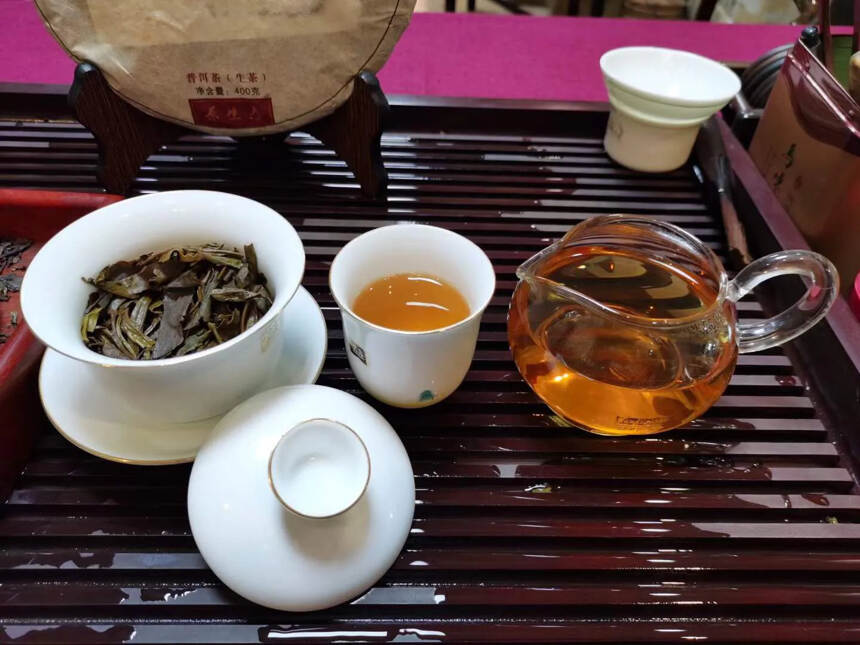 2013年带有微微传神的烟香的班盆古树茶
特点：条索