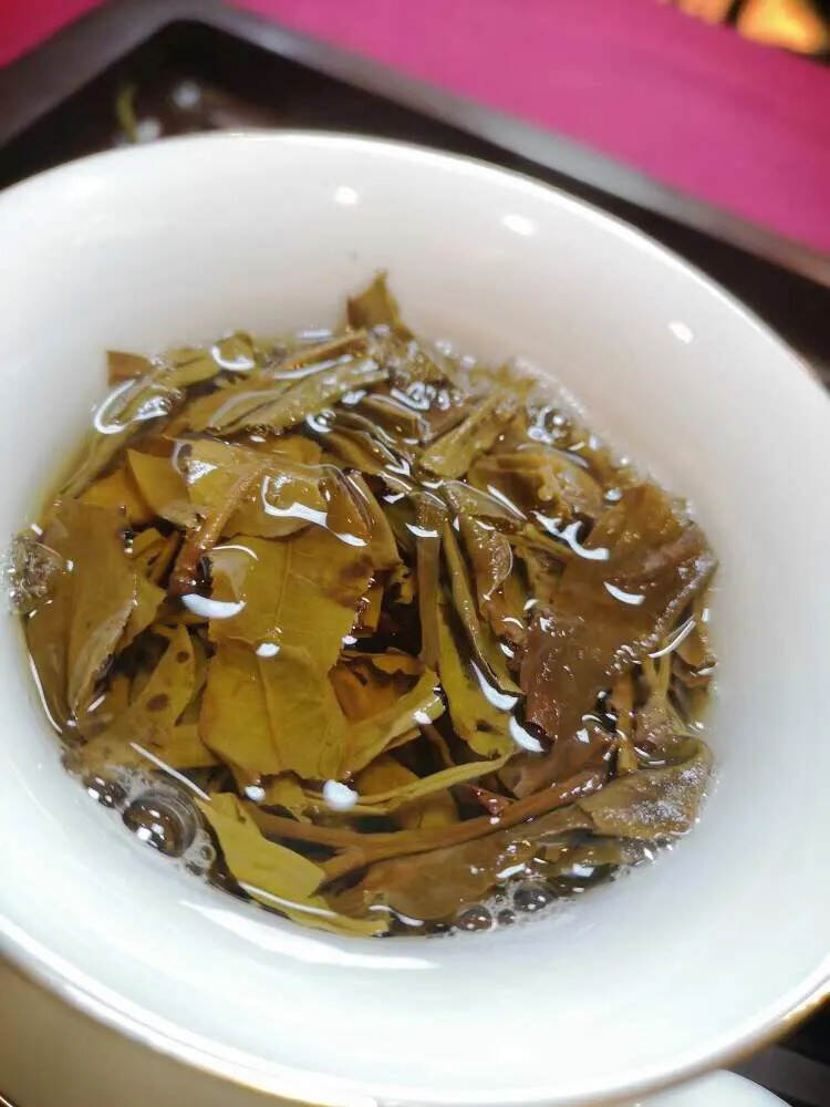 2013年带有微微传神的烟香的班盆古树茶
特点：条索