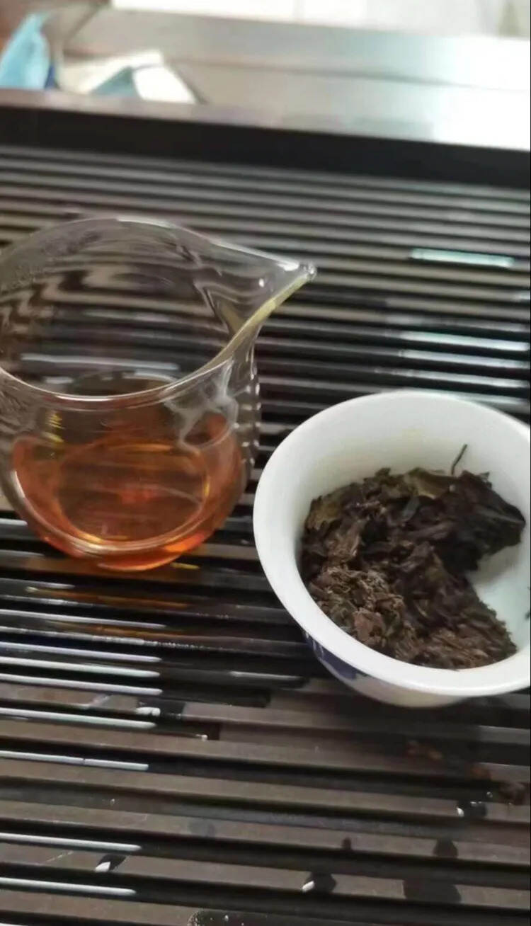 q??

98年中茶大蓝印生茶，汤红味重，布朗山纯料