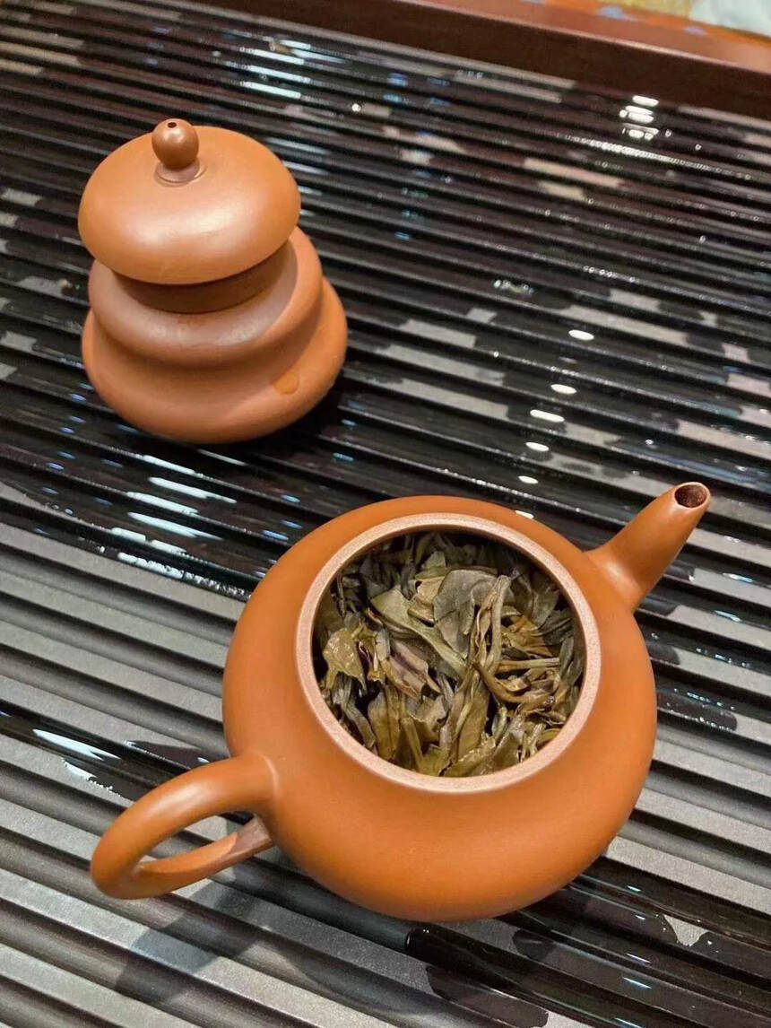 2001年王霞千年乔木型古树
老茶中的古树茶，用料豪