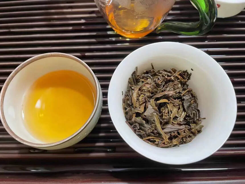 2007年中茶班章七子饼
条索肥壮，茶香好，滋味爽朗