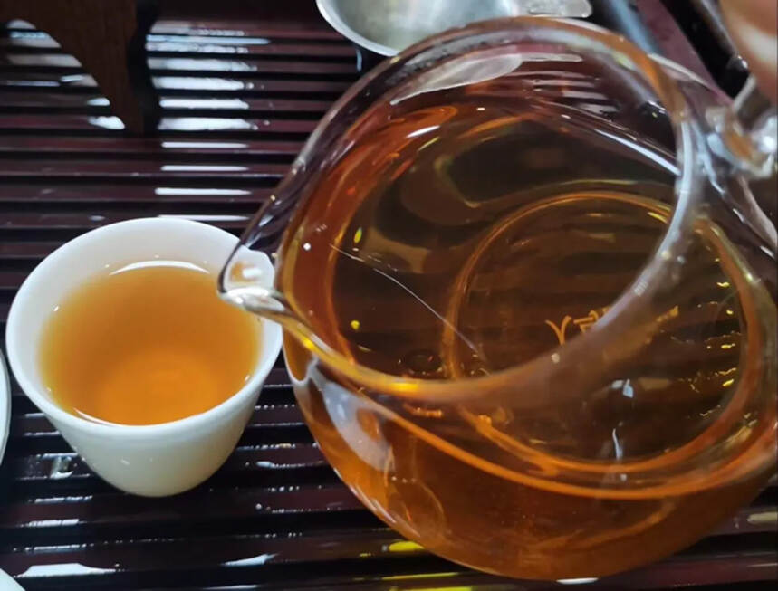 98年中茶雪印，高香北方仓储，可遇不可求，汤色金黄，