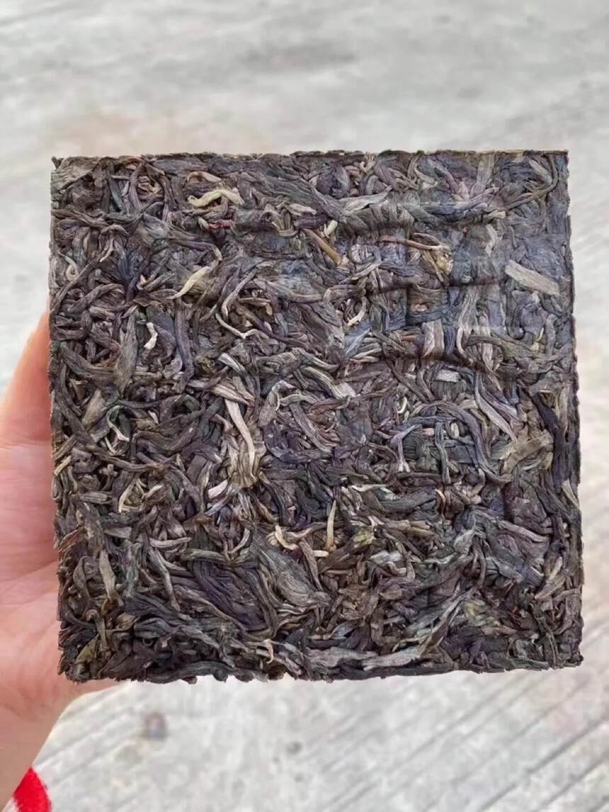 2019年赵国娟亲笔签名的冰岛老树砖生茶，250克/
