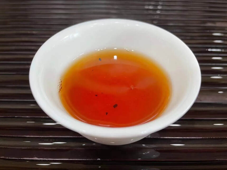 2000年龙凤牌甲级沱茶，100克/沱，5沱/条，2