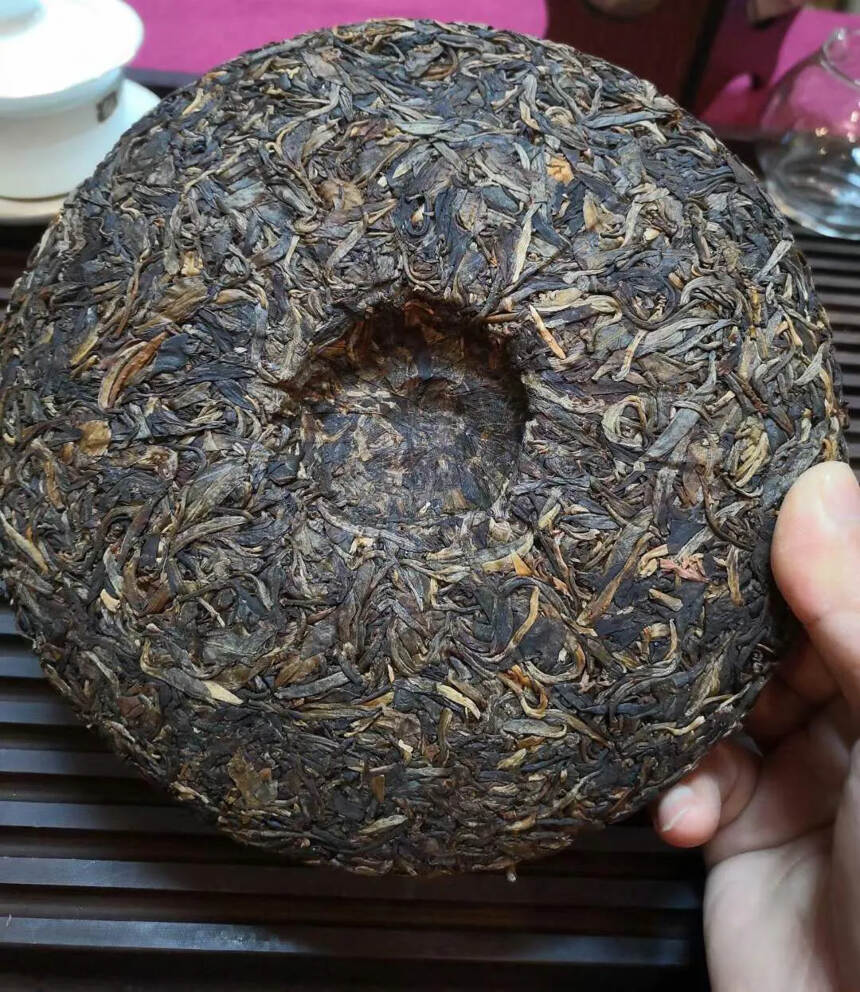 2013年带有微微传神的烟香的班盆古树茶
特点：条索