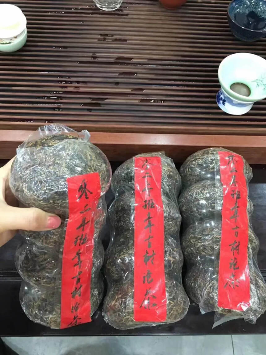 老茶推荐2002年班章古树沱茶，250克/片，4个/