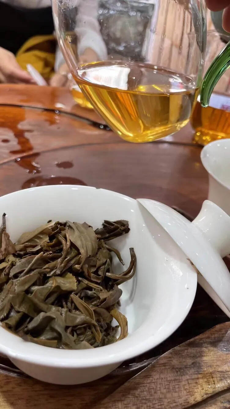 帕沙纯料大树茶，2011年订制的，没有苦涩味，回甘生