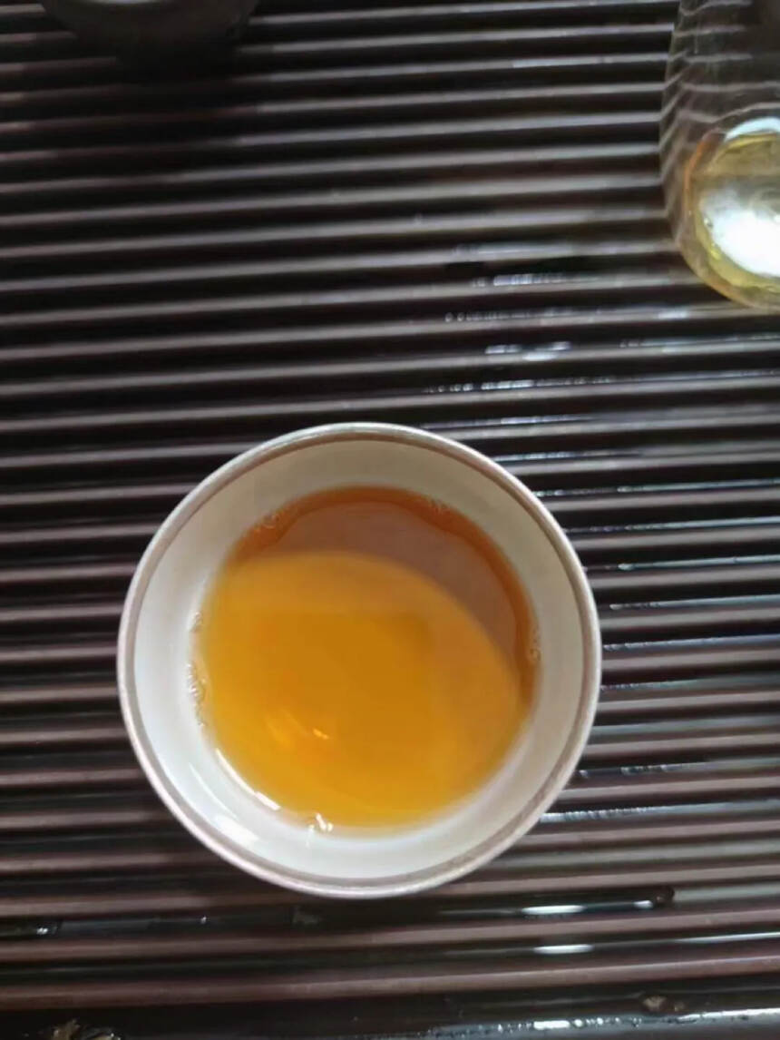 98年中茶美术字大黄印青饼
八中内飞，传统石磨压制，