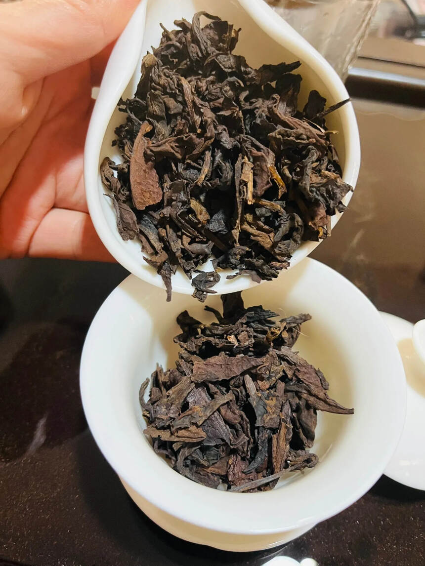 98年冰岛炸药包熟茶，400克/个，外形是棕包#茶生