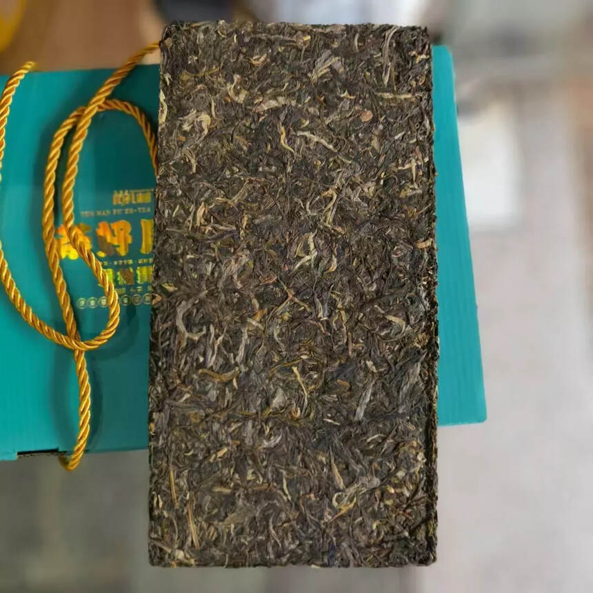 2018年易武高杆一公斤生茶砖，汤色金黄，苦涩轻、香