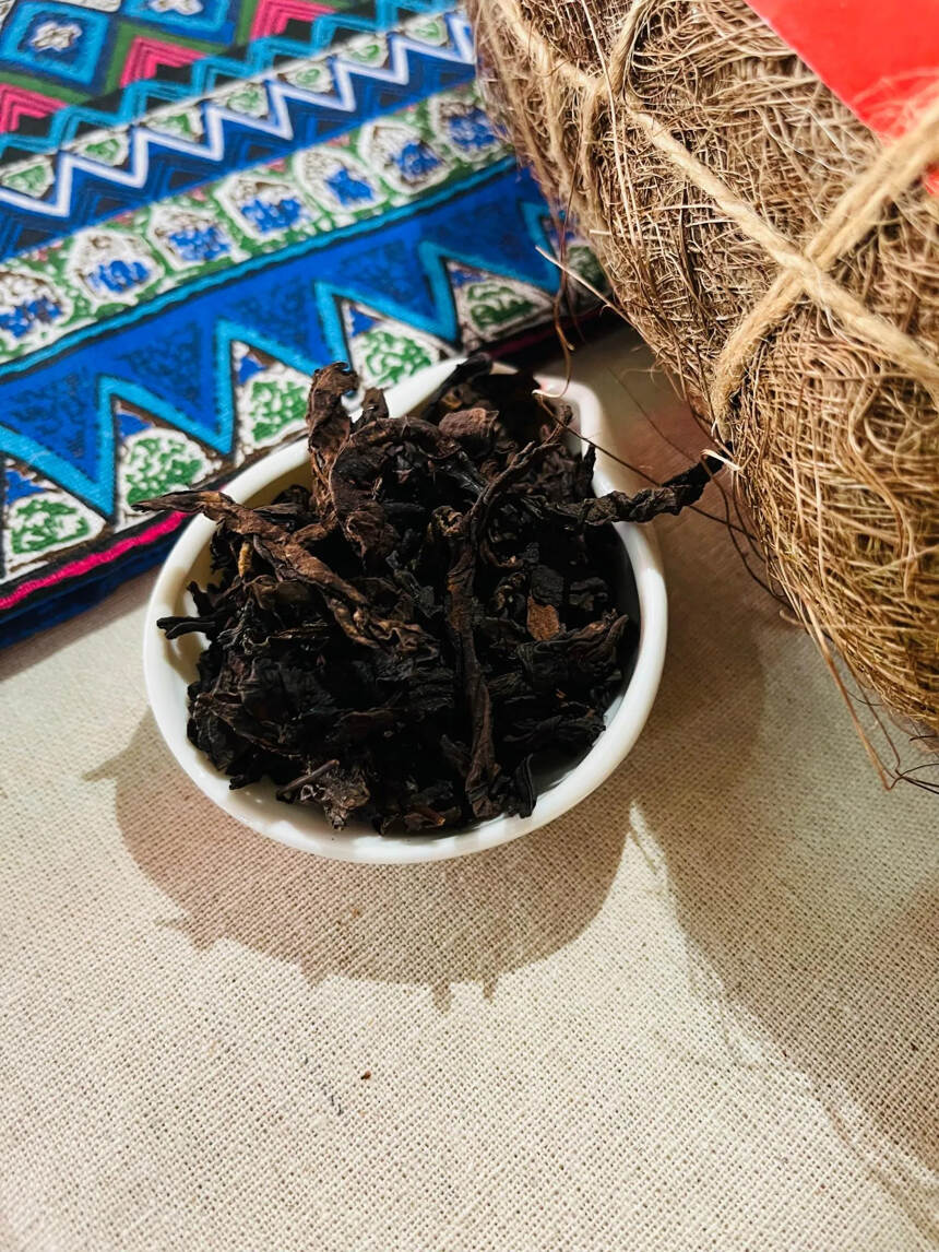 98年冰岛炸药包熟茶，400克/个，外形是棕包#茶生