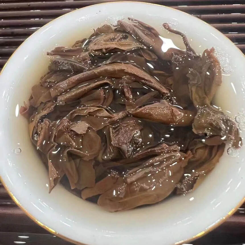 ??90年代有机班章生，难得的年份老茶，厚实饱满，口