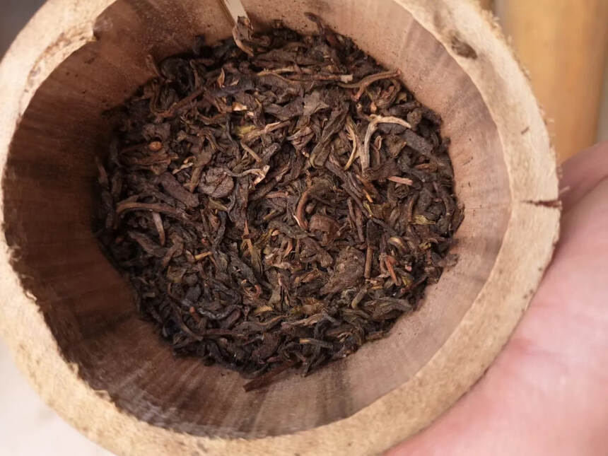 2003年竹筒茶老生茶（竹筒大小规格不一，按茶净重量