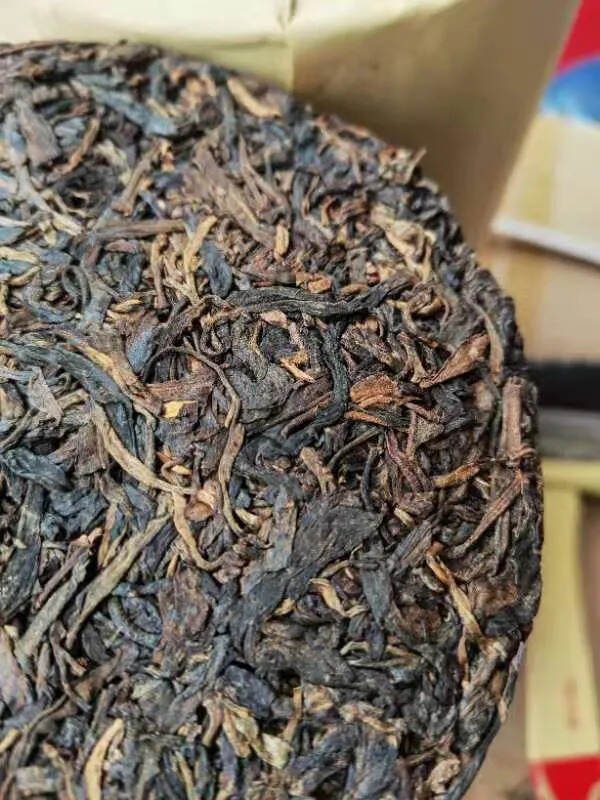 2006年困鹿山古树茶大茶柱生茶一条5公斤，一件4条
