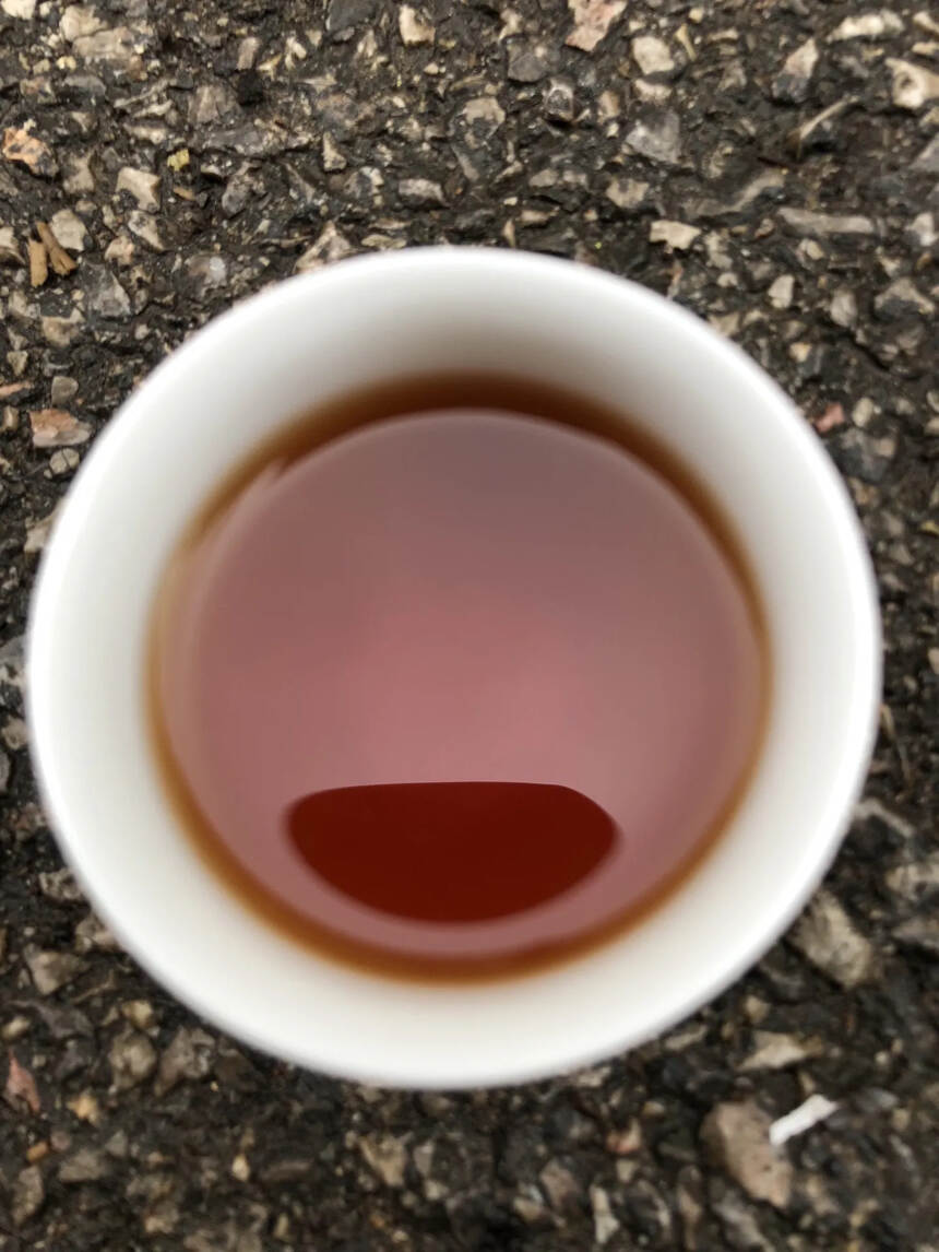 2003年中茶传奇乌金号圆茶汤色如红宝石般瑰丽、迷人