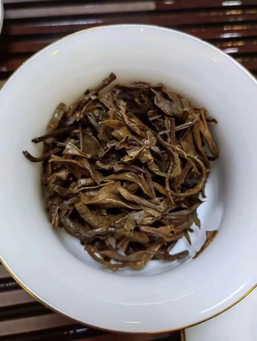 2001年珍藏版中茶黄中红印生茶，易武料，茶料选用上