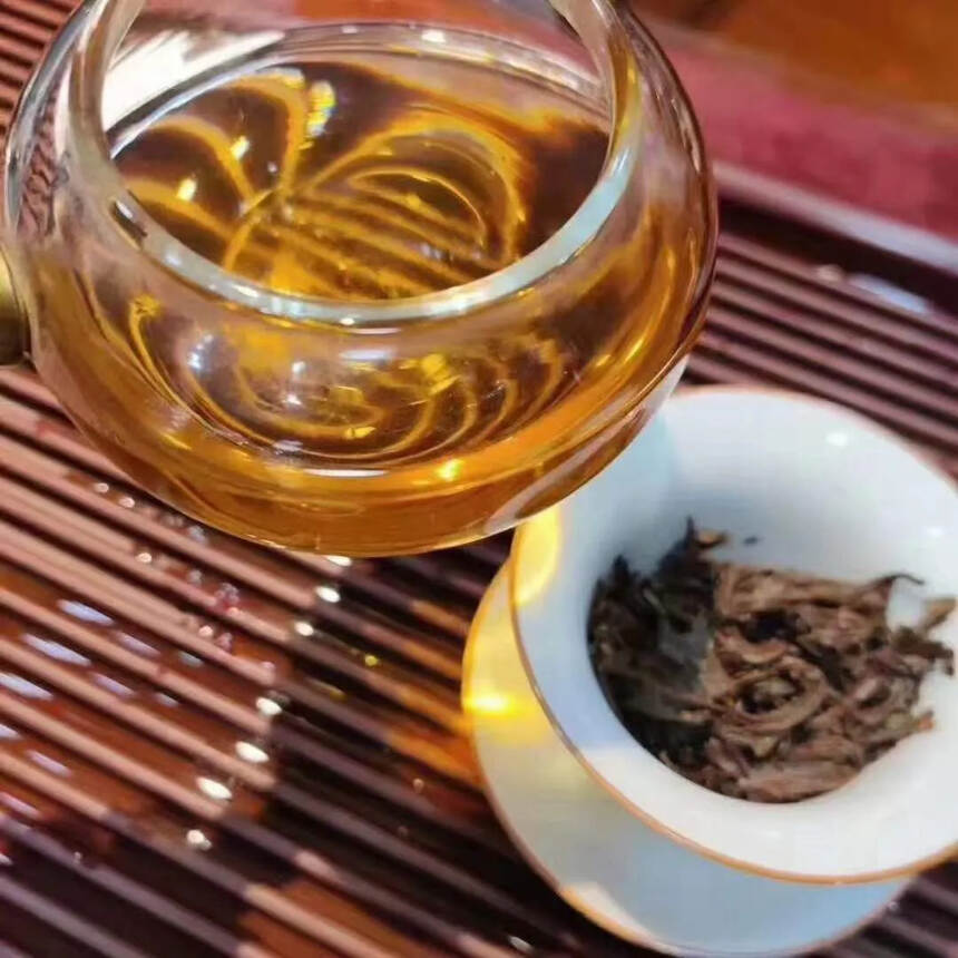 云南大渡岗普洱茶—壶里乾坤，生茶饼，400克/饼，色