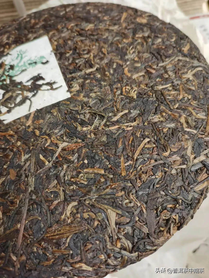 2004年普洱茶班章古茶357克，干茶入水，即烟香四