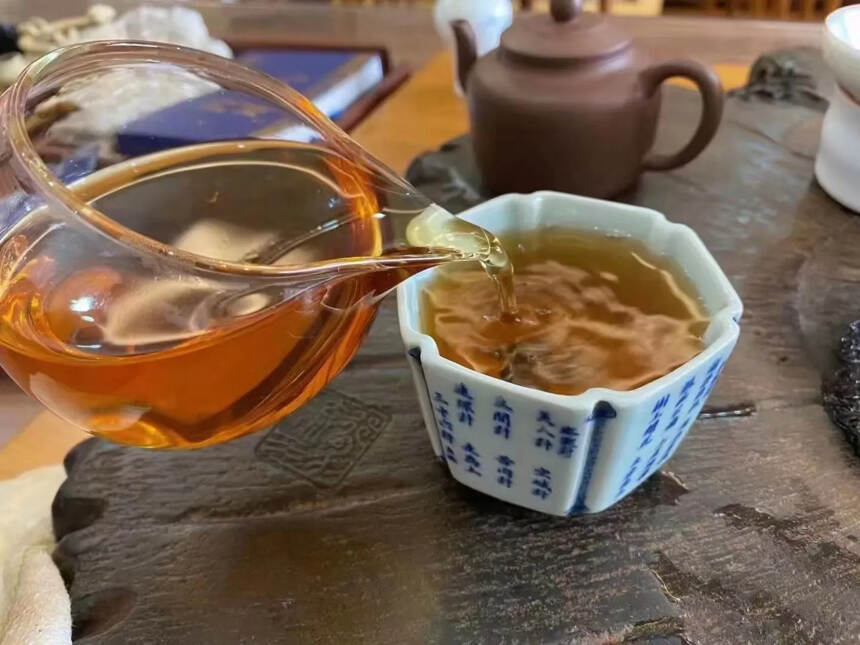 02年龙圆号红版野生茶，茶香挂杯持续，转化也是非常好