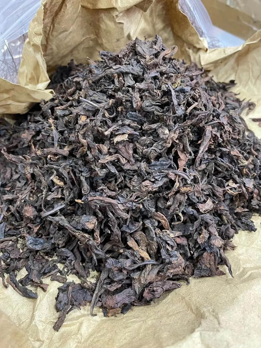 98年冰岛炸药包熟茶，400克/个，外形是棕包#茶生