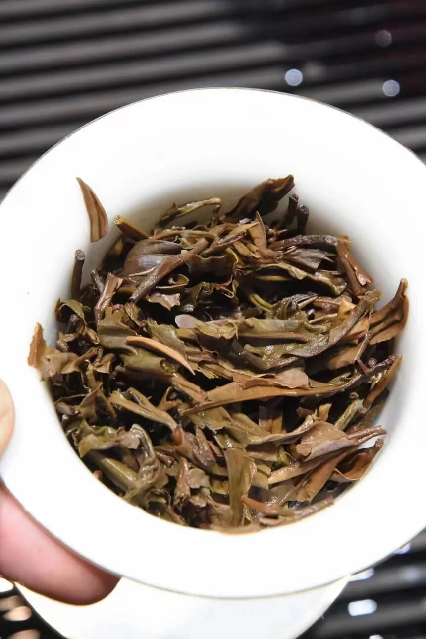 2004年象明茶厂易武麻黑古树茶，蜜香非常好，入口甘