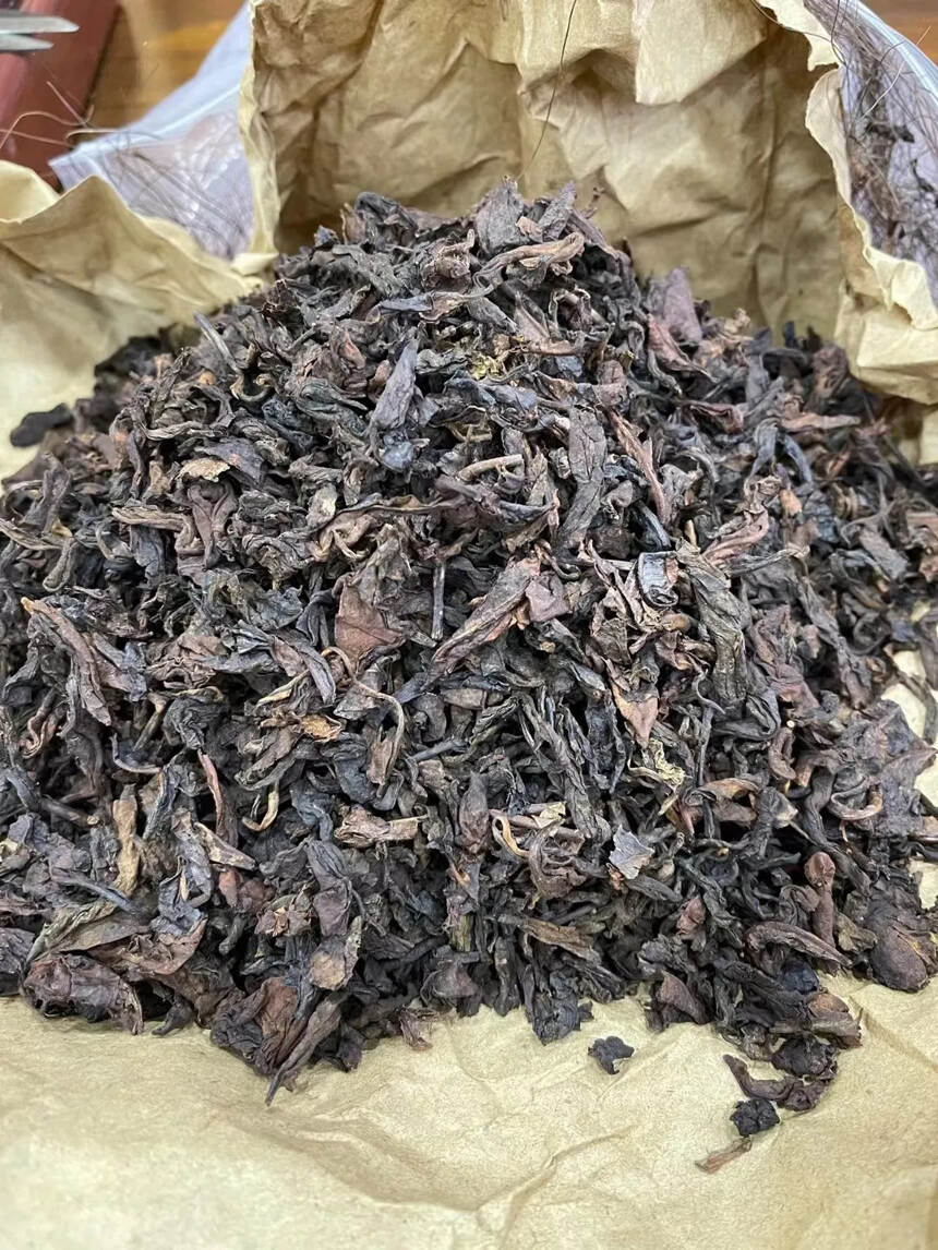 98年冰岛炸药包熟茶，400克/个，外形是棕包#茶生